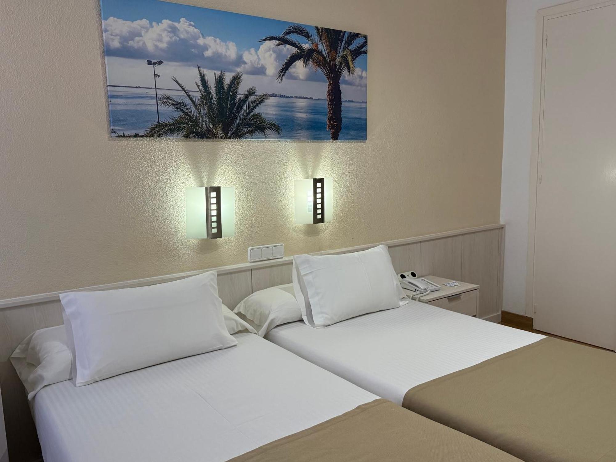 Hotel Neptuno 산페드로델피나타르 객실 사진