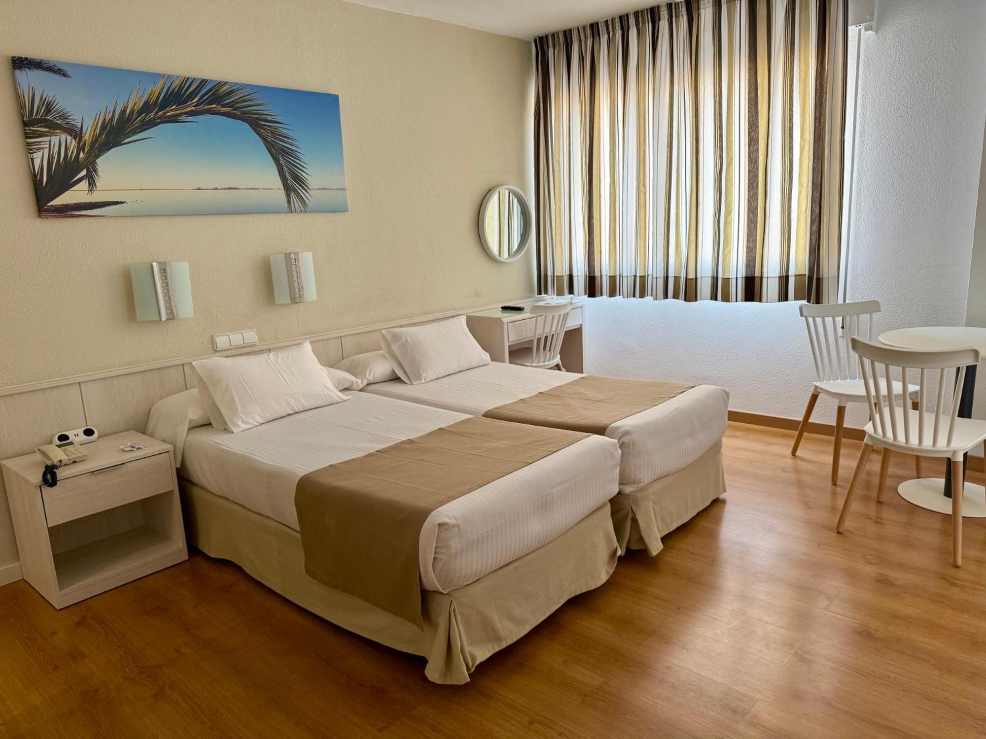 Hotel Neptuno 산페드로델피나타르 객실 사진